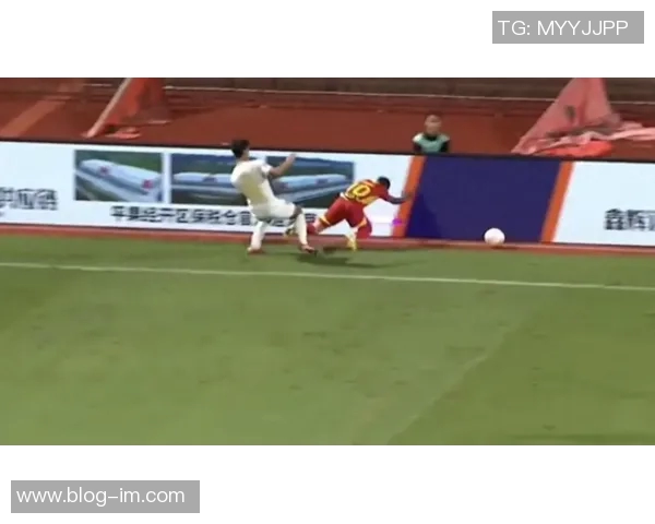 广西外援阿萨莫阿遭遇颈椎骨折意外撞坏场边LED广告牌引发关注